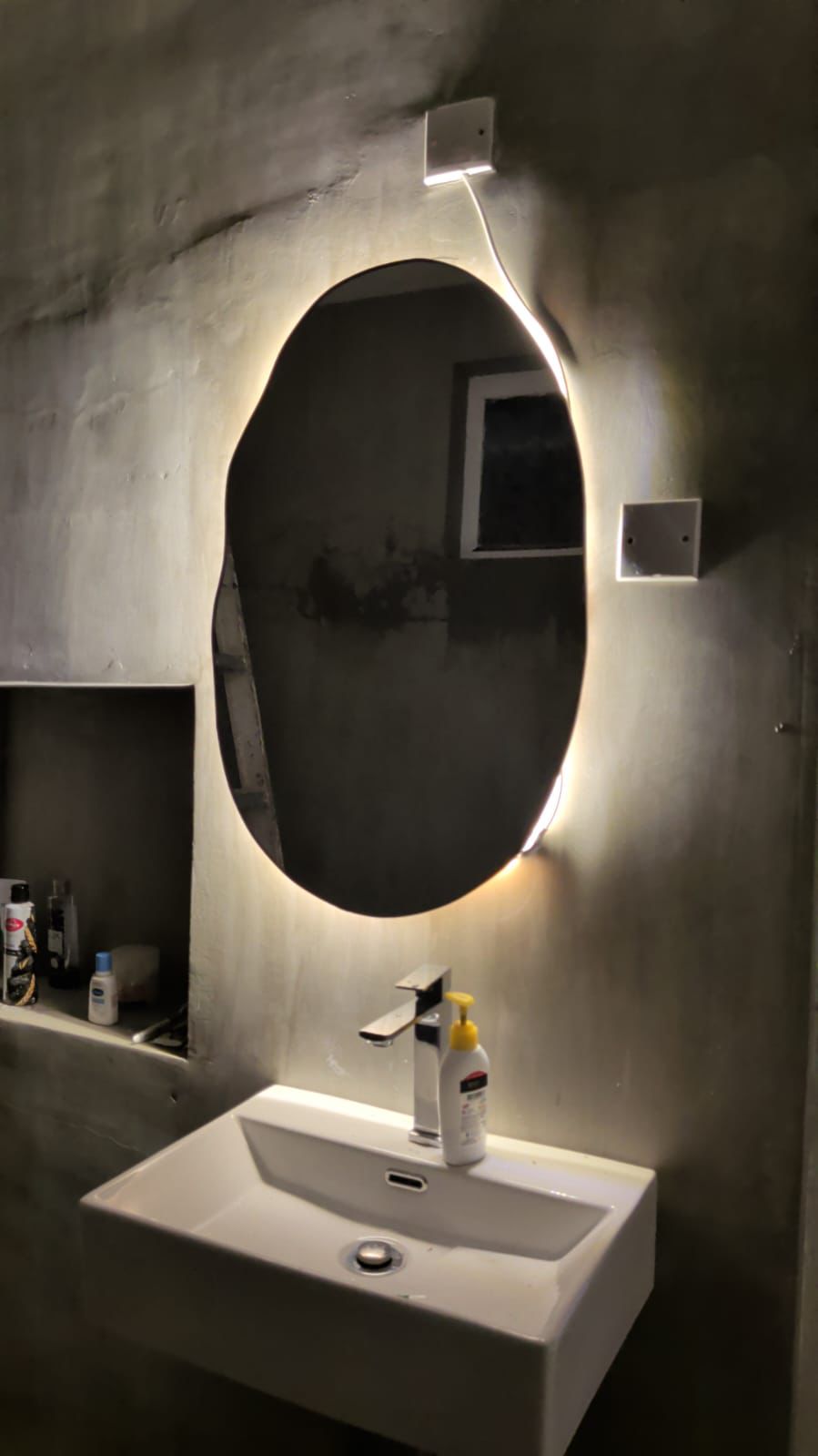 Organic Wall Mirror Ideas for Luxury Bathrooms - Image 3